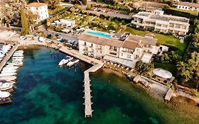 Bella Hotel & Restaurant With Private Dock For Mooring Boats